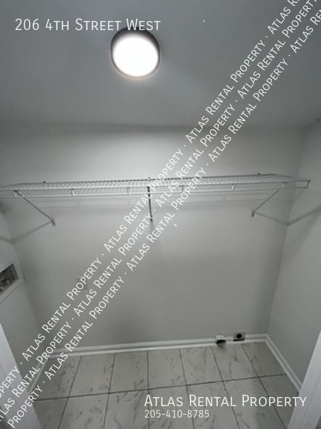 Building Photo - 206 4th St W