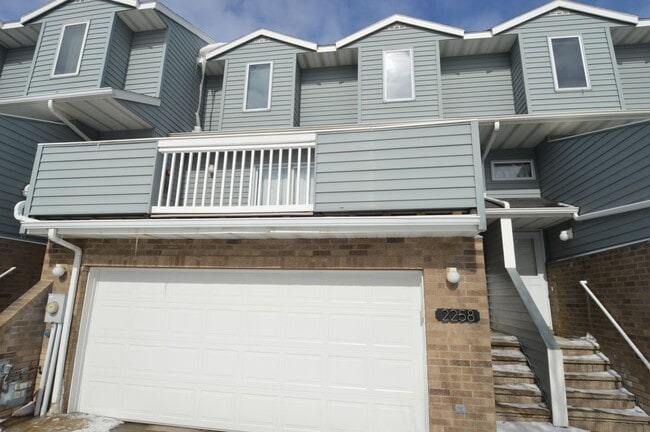 Building Photo - 2 Bed + Den, 2.5 Bathroom Townhouse for Rent