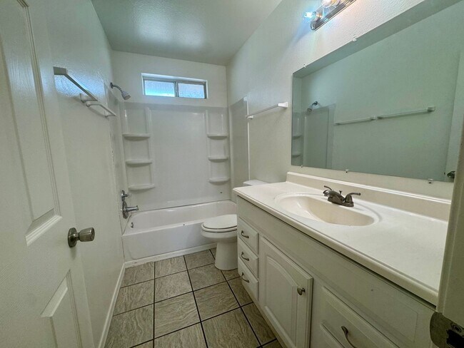 Building Photo - 2 Bedroom, 1 Bath Apartment in Bullhead City – Some Utilities Included!