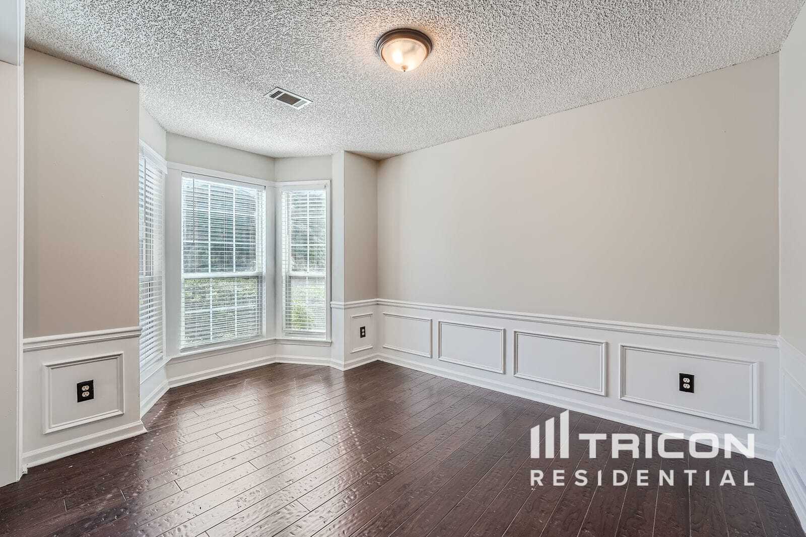 Building Photo - 570 Lullingstone Dr SE