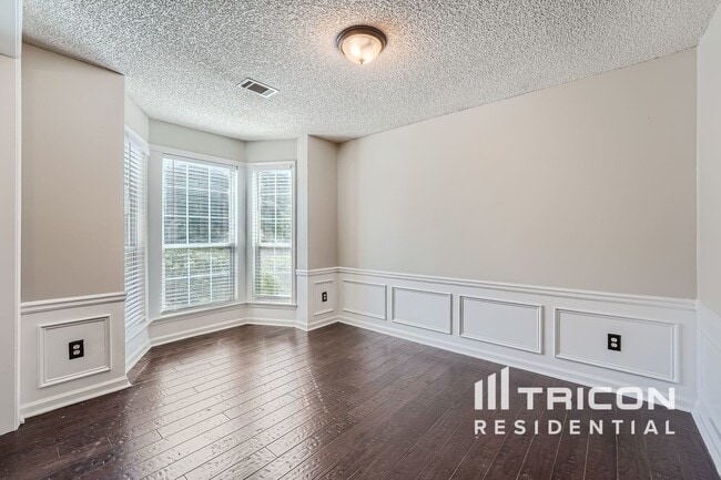 Building Photo - 570 Lullingstone Dr SE