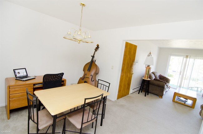 Building Photo - 2 br, 1 bath Apartment - Ambassador Apartm...