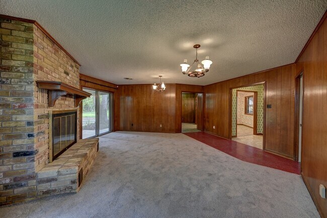 Building Photo - 915 Farmers Rd