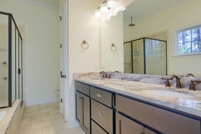 Building Photo - Fresh Paint, New Carpet & Custom Finishes in North Shore Country Club