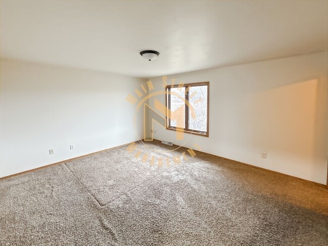 Building Photo - Executive Duplex 3 Bed 2.5 Bath 2.5 Stall Garage