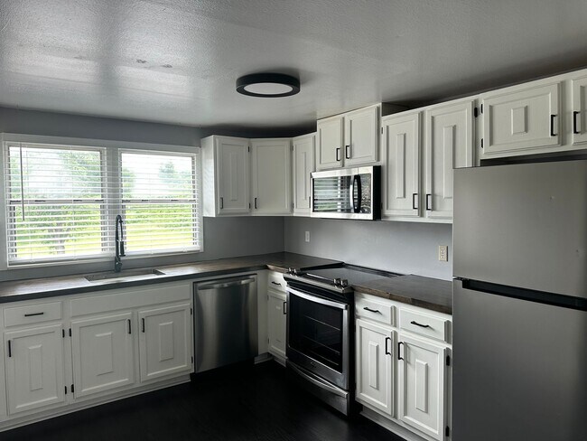 Building Photo - Nice 2 Bedroom 1 Bath Apartment above a salon. 1 Level