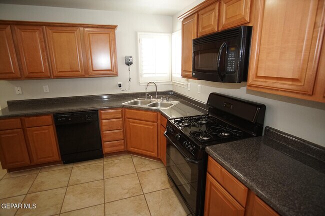 Building Photo - 10932 Acoma St