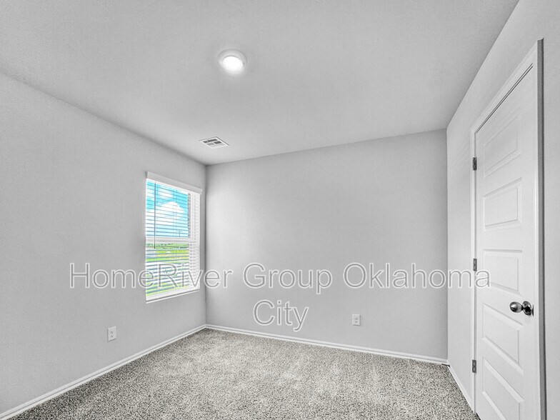 Building Photo - 1221 S Brk Dr