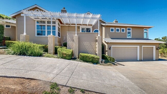 Building Photo - Gorgeous Home with private yards, large de...