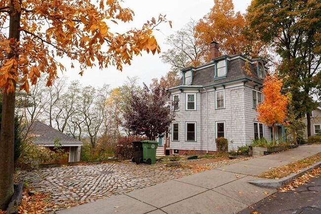 Building Photo - 182 Palfrey St