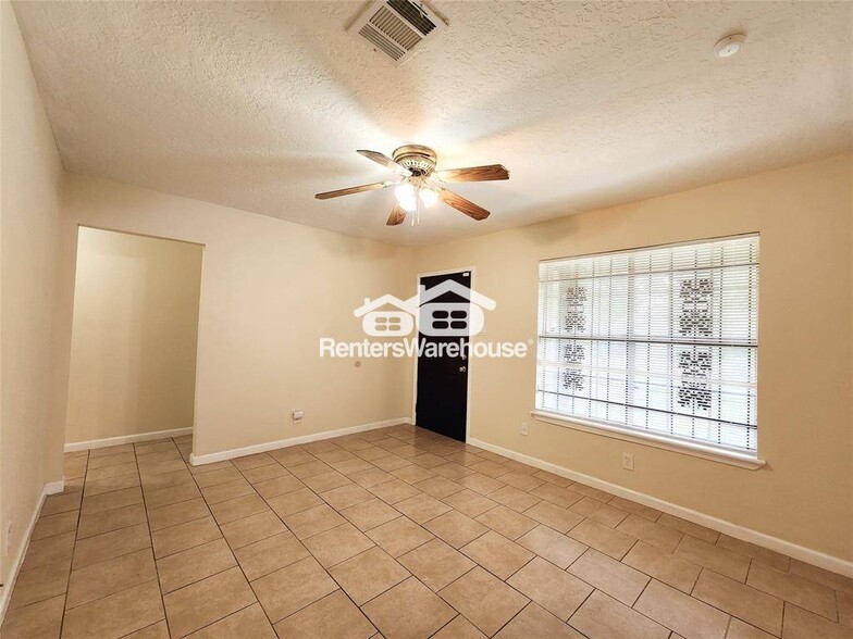 Building Photo - 810 Thistle St