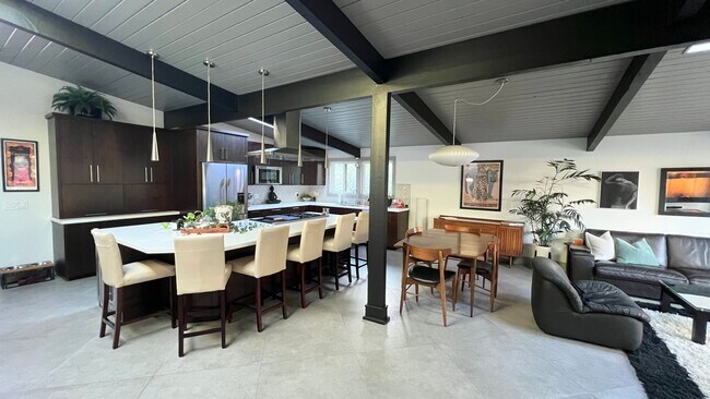 Building Photo - Luxurious Modern Living in the Heart of San Diego with Solar!