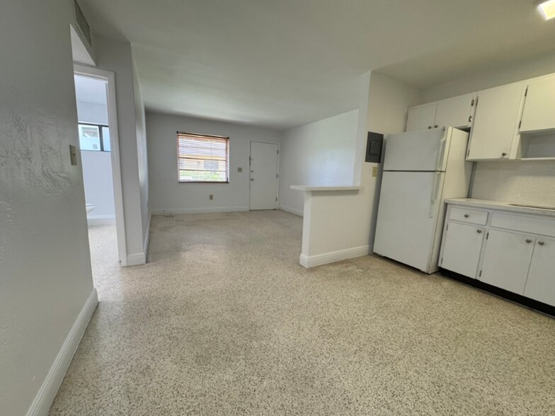 Building Photo - 955 SW 71st Ave