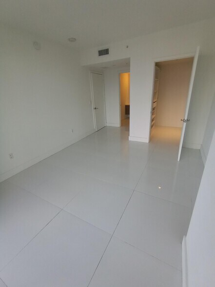 Building Photo - 1010 SW 2nd Ave