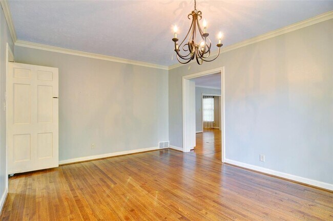 Building Photo - 3197 Westcliff Rd W