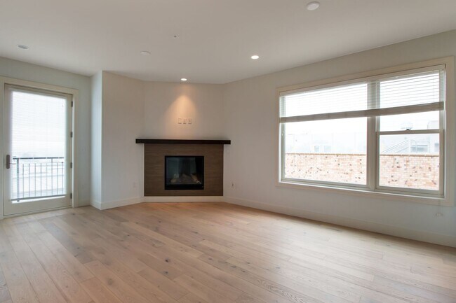 Building Photo - Gorgeous 2 BD/2BA Top Floor Condo In Great Peloton Community! Available August 7!
