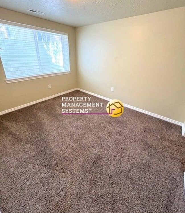 Building Photo - 3 Bedroom Townhome in Layton!