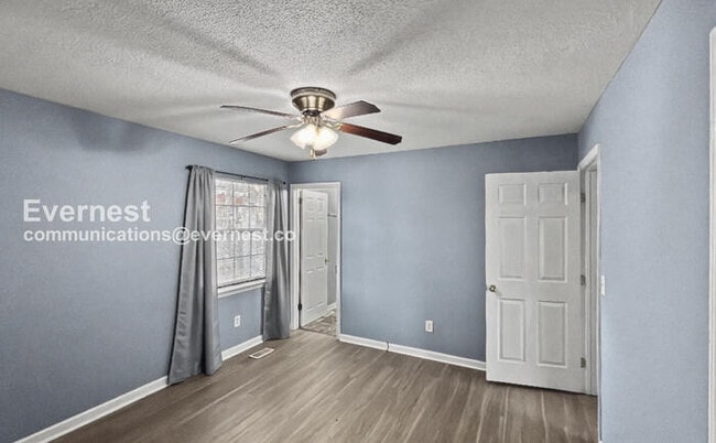 Building Photo - 3 Bed, 2 Bath Home with Garage / Available Now!