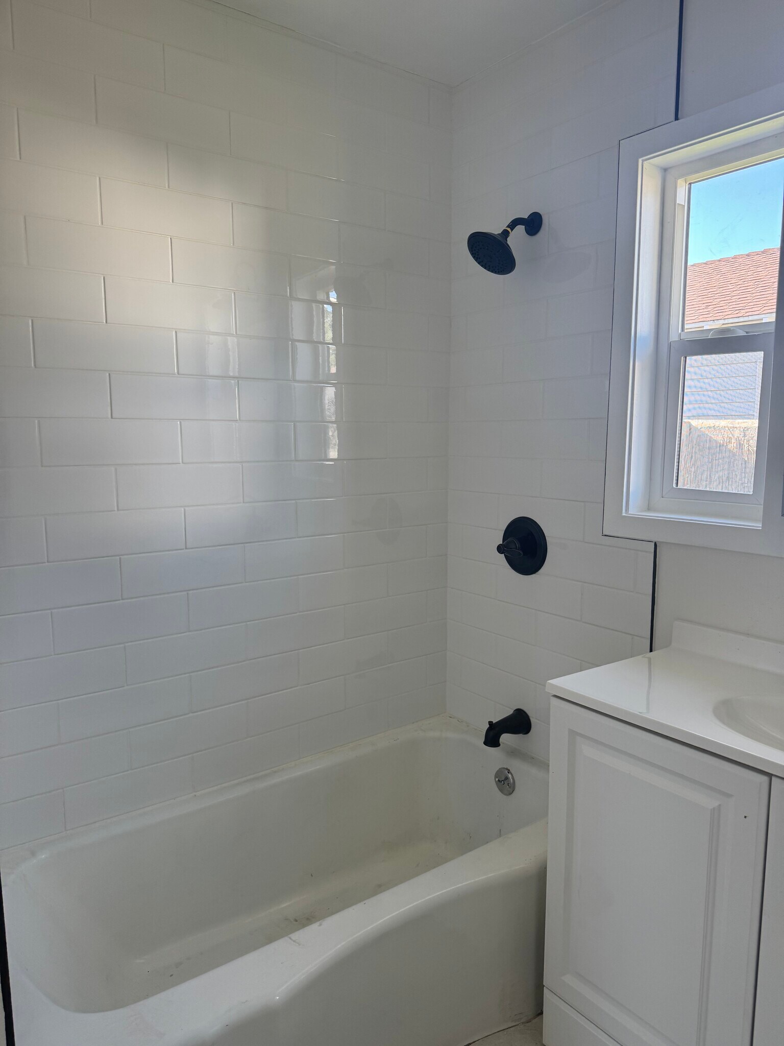 Building Photo - 1005 N Buena Vista St