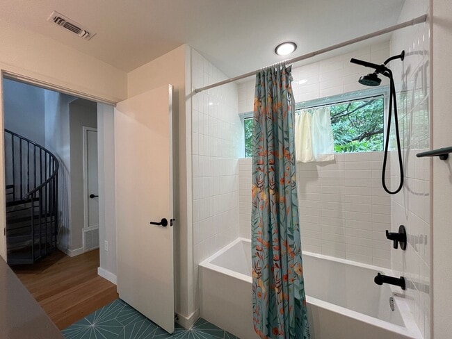 Building Photo - Great Studio Close to Downtown