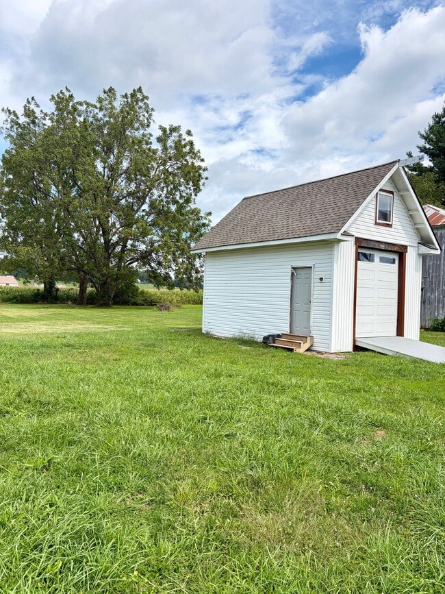 Building Photo - 37 N Kinzer Rd