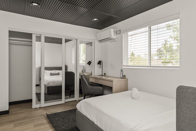 Building Photo - A 5 bedroom, 4 bathroom Fully Furnished Apartment at 1515 1/2 Selby Ave.