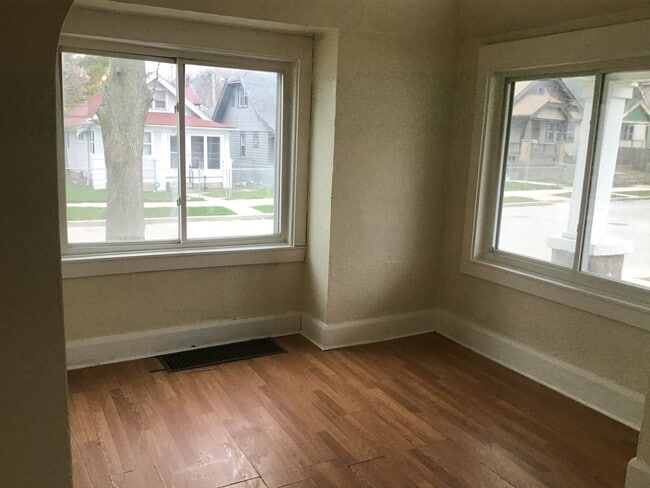 Building Photo - 3 Bedroom Single Family Home