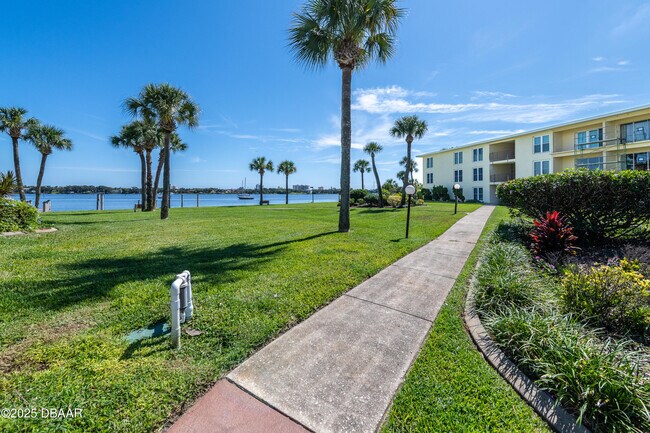 Building Photo - 721 S Beach St