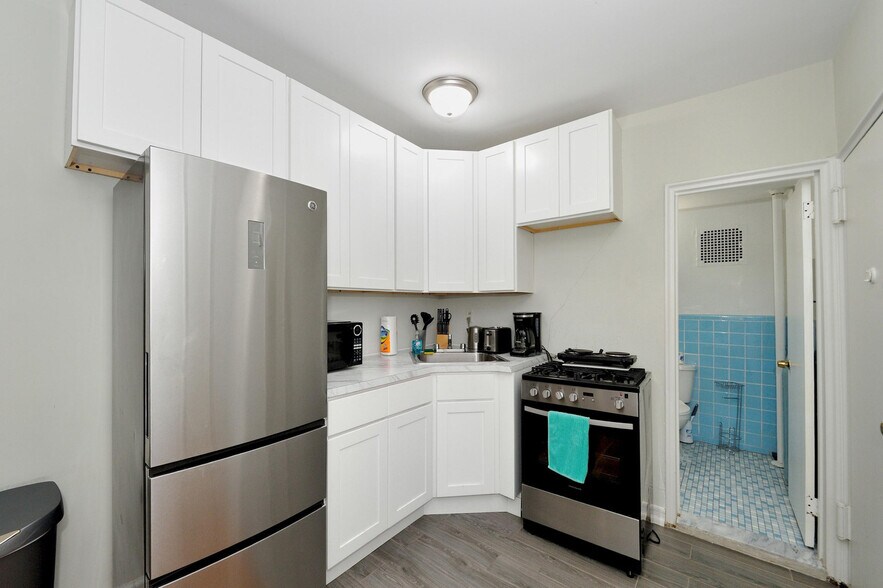 Building Photo - 35 E 77th St