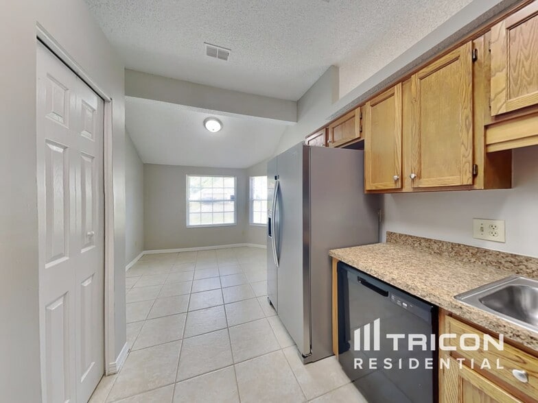 Building Photo - 3251 Deerfield Pointe Dr