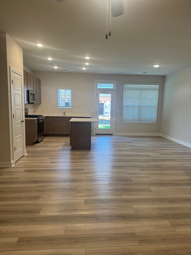Building Photo - Brand New Luxury Living!