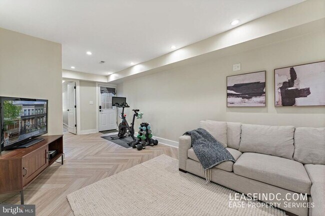 Building Photo - 121 15th St SE