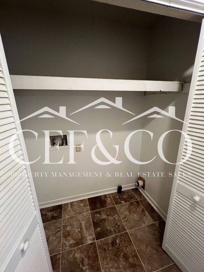 Building Photo - Spacious 2-Bedroom, 1.5-Bath Townhome in S...