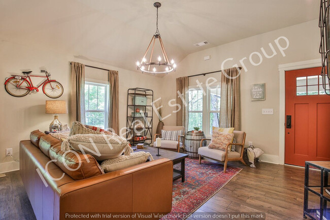 Building Photo - 3/2 Home on large lot in Woodstock