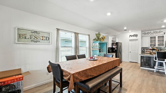 Building Photo - 305 N Kowald Ln