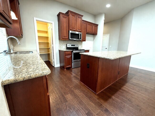 Building Photo - 1109 Abbey Ln