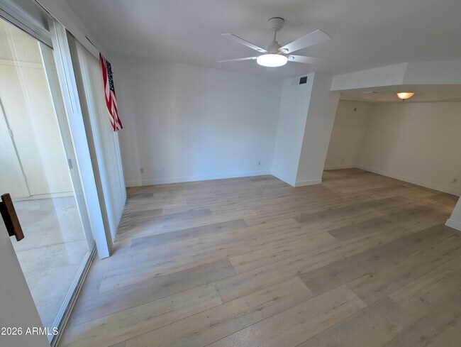 Building Photo - 1880 E Morten Ave