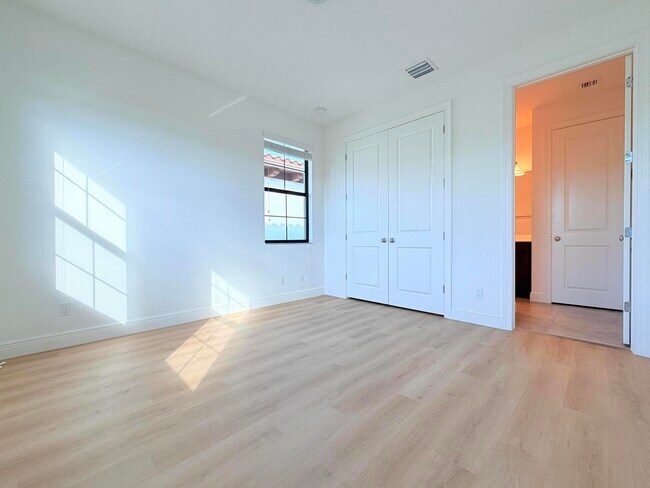 Building Photo - 2074 Dickens Terrace