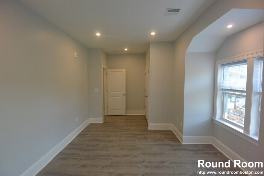 Building Photo - 120 Kenrick St