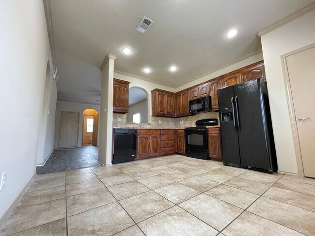 Building Photo - 4 Bedroom 2 Bath