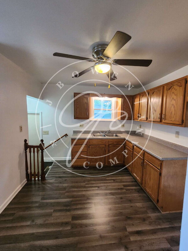 Building Photo - 2-Bedroom Gem! Large kitchen. Convienient ...