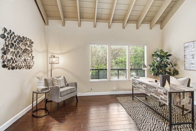 Building Photo - 2220 Boyer Dr