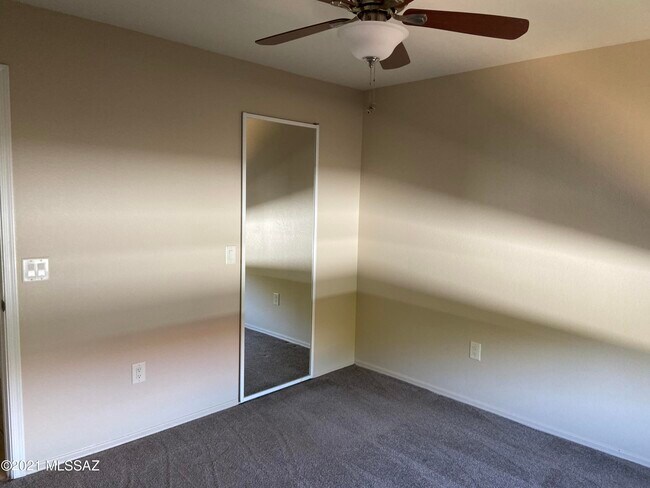 Building Photo - 5751 N Kolb Rd