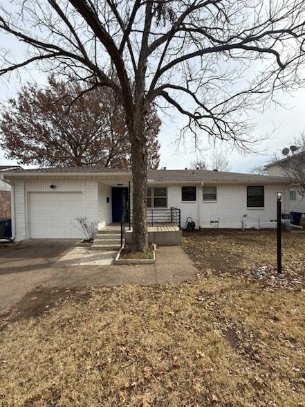 Building Photo - 9122 Clearwater Dr