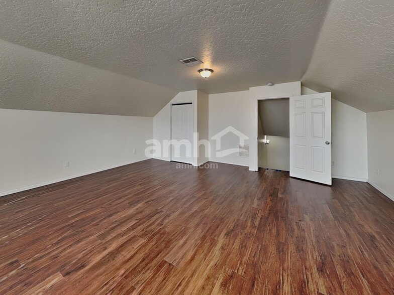 Building Photo - 410 S Saddlerock Ave