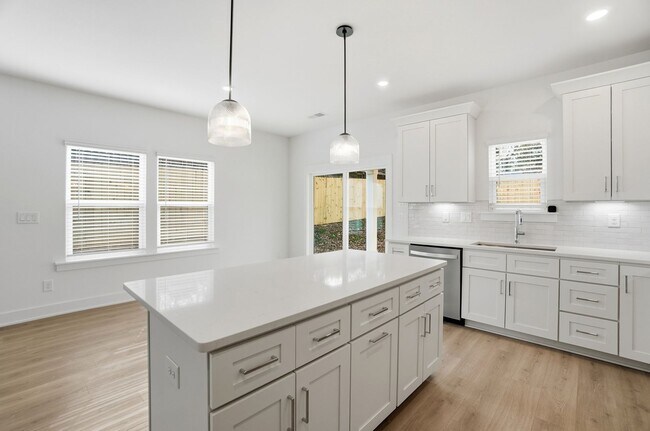 Building Photo - Bright & Modern New Construction Townhome