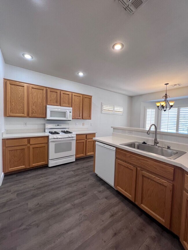Building Photo - Freshly Upgraded 55+ Sun City Anthem