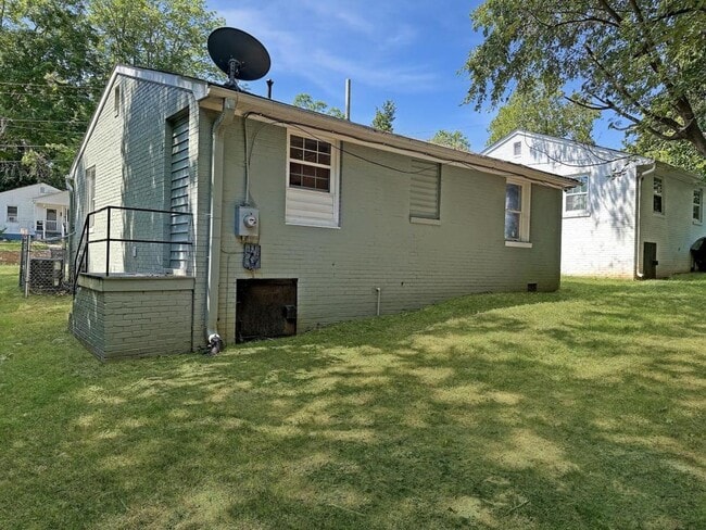 Building Photo - 1645 NE Ashley School Cir