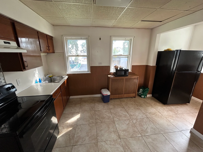 Building Photo - 450 Hegeman St