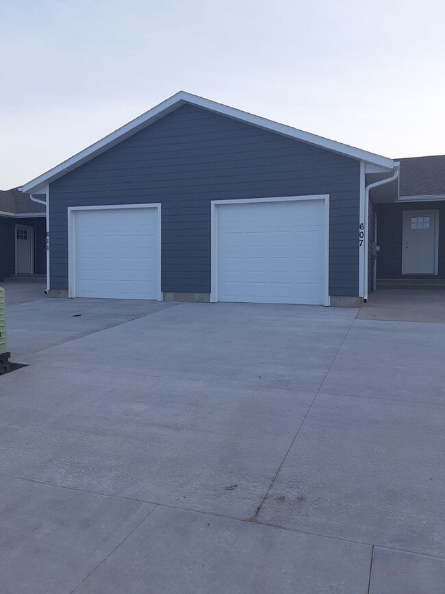 Building Photo - Modern Living in a 3-Bed, 2-Bath Townhome with Attached 2 Car Garage